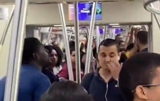 Mulher é vítima de intolerância religiosa dentro do metrô de Salvador