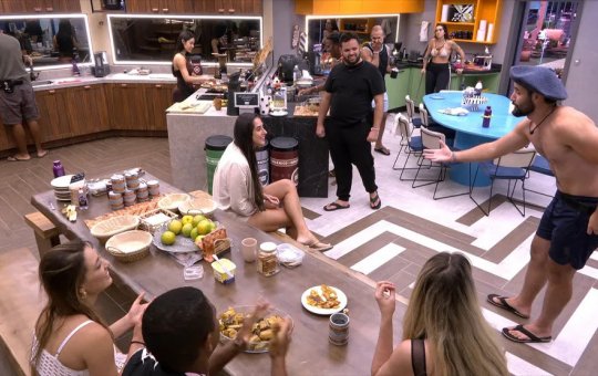 BBB24: Brothers pedem selinho entre Deniziane e Matteus após serenata