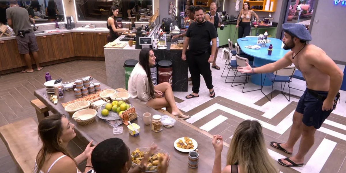 BBB24: Brothers pedem selinho entre Deniziane e Matteus após serenata