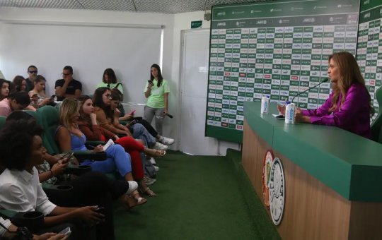 Palmeiras anuncia Abel Ferreira até 2025 em coletiva só para mulheres