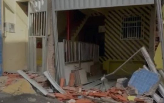 Caminhão baú perde controle e invade creche em Salvador