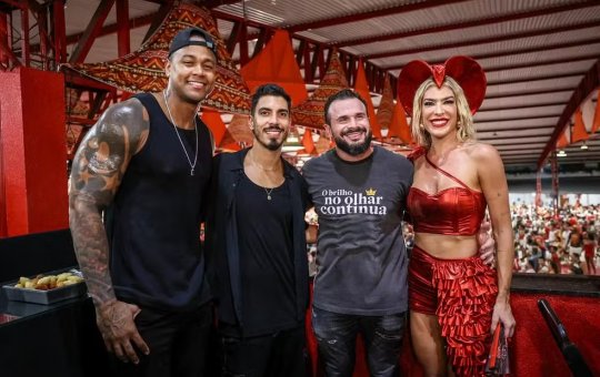 Léo Santana surpreende Lore Improta em ensaio de escola de samba