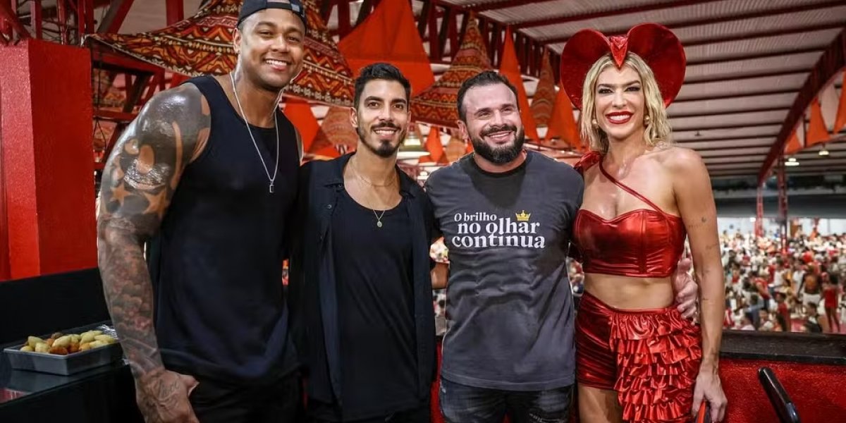 Léo Santana surpreende Lore Improta em ensaio de escola de samba