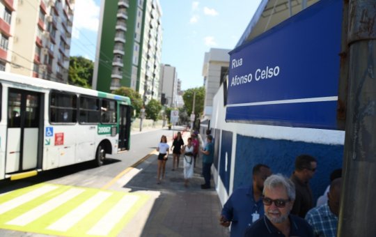 Prefeitura de Salvador entrega requalificação da Rua Afonso Celso, na Barra
