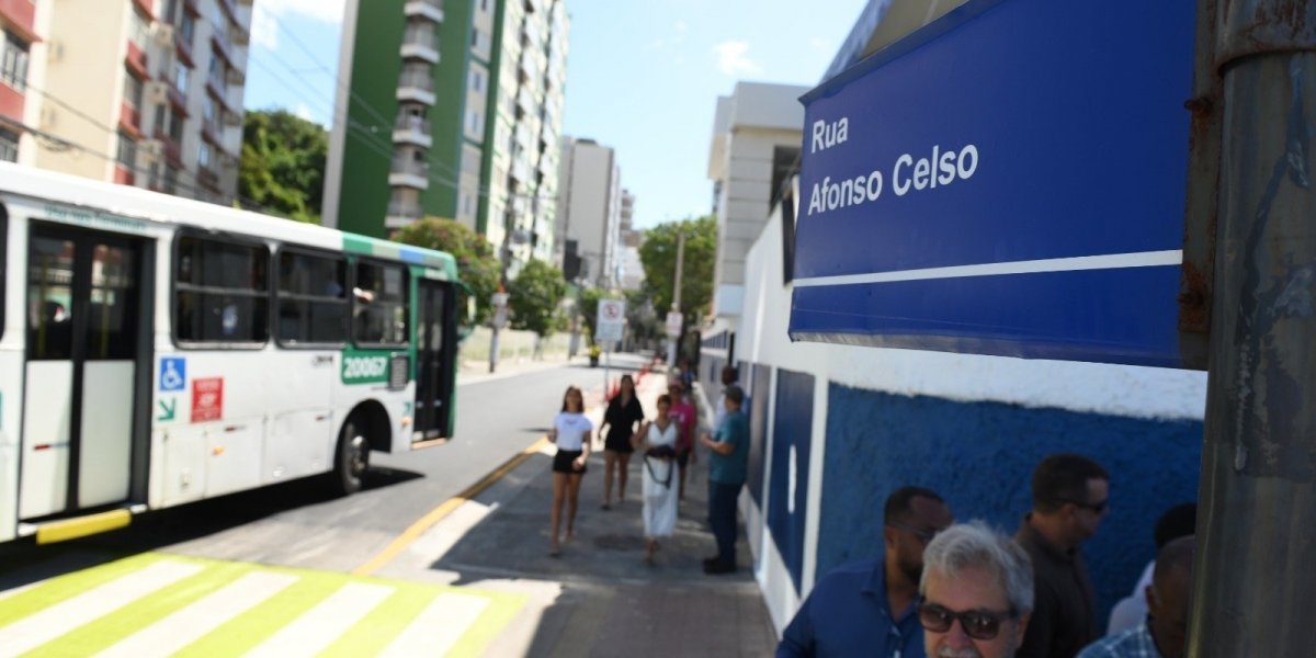 Prefeitura de Salvador entrega requalificação da Rua Afonso Celso, na Barra