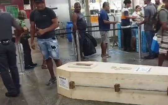 Homem tenta entrar no Metrô da Estação da Lapa com caixão