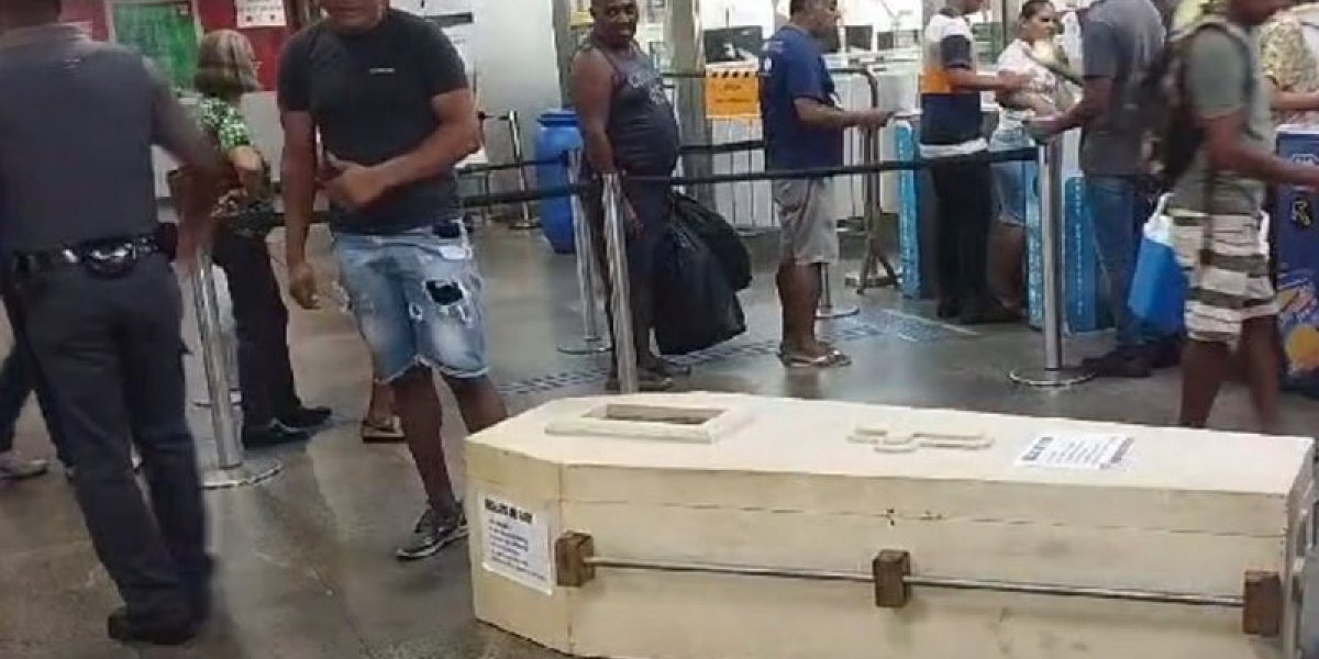 Homem tenta entrar no Metrô da Estação da Lapa com caixão