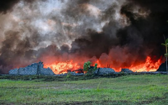 Bombeiros controlam incêndio que destruiu galpão em Camaçari