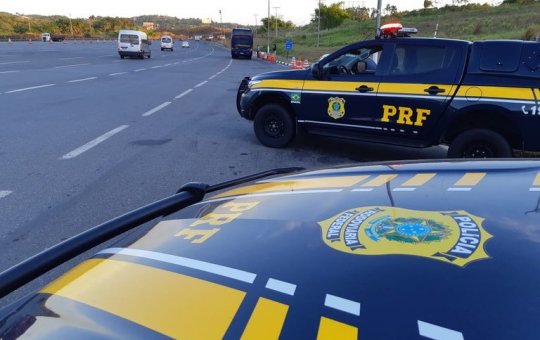 Cinco pessoas da mesma família morrem em acidente entre carro e carreta na BA