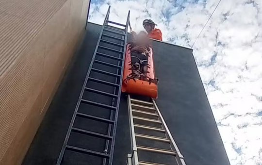 Jovem que estava preso na cobertura de um edifício é resgatado pelos Bombeiros