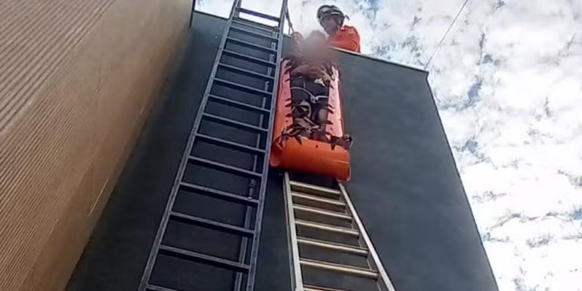 Jovem que estava preso na cobertura de um edifício é resgatado pelos Bombeiros