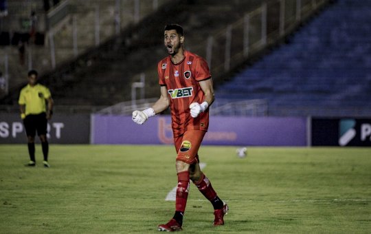Ex-goleiro do Vitória tem falha bizarra em jogo do estadual, veja