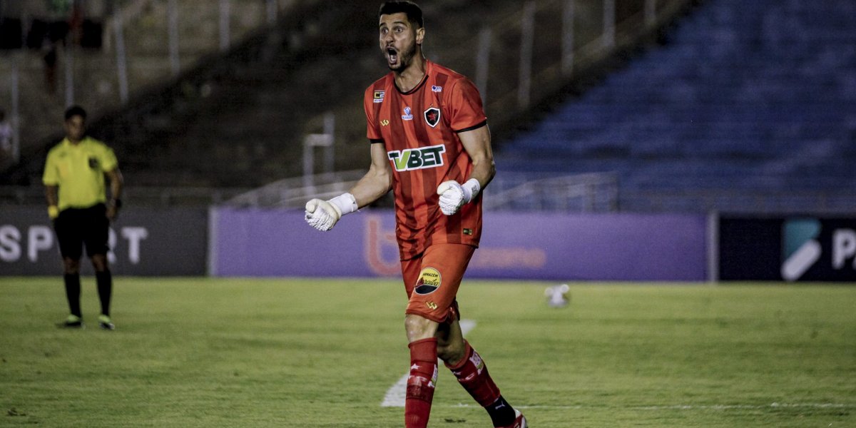 Ex-goleiro do Vitória tem falha bizarra em jogo do estadual, veja