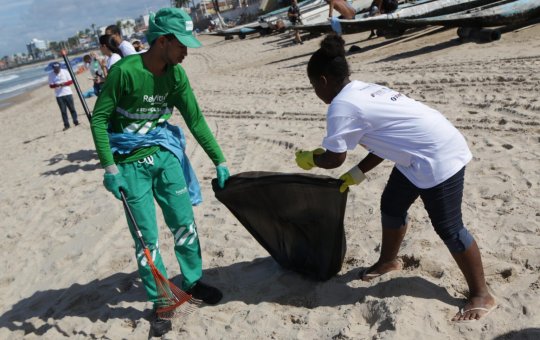 Limpurb leva ação “A Onda é Preservar” para praia de Itapuã