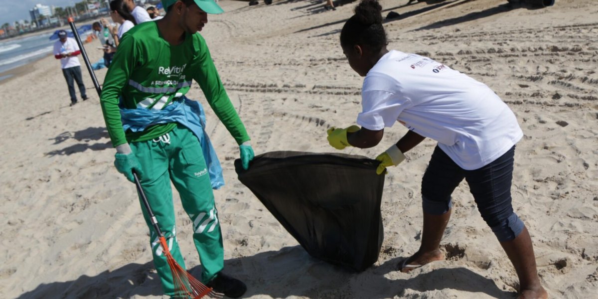 Limpurb leva ação “A Onda é Preservar” para praia de Itapuã