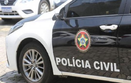 Criança de 3 anos morre asfixiada após ficar presa dentro de carro