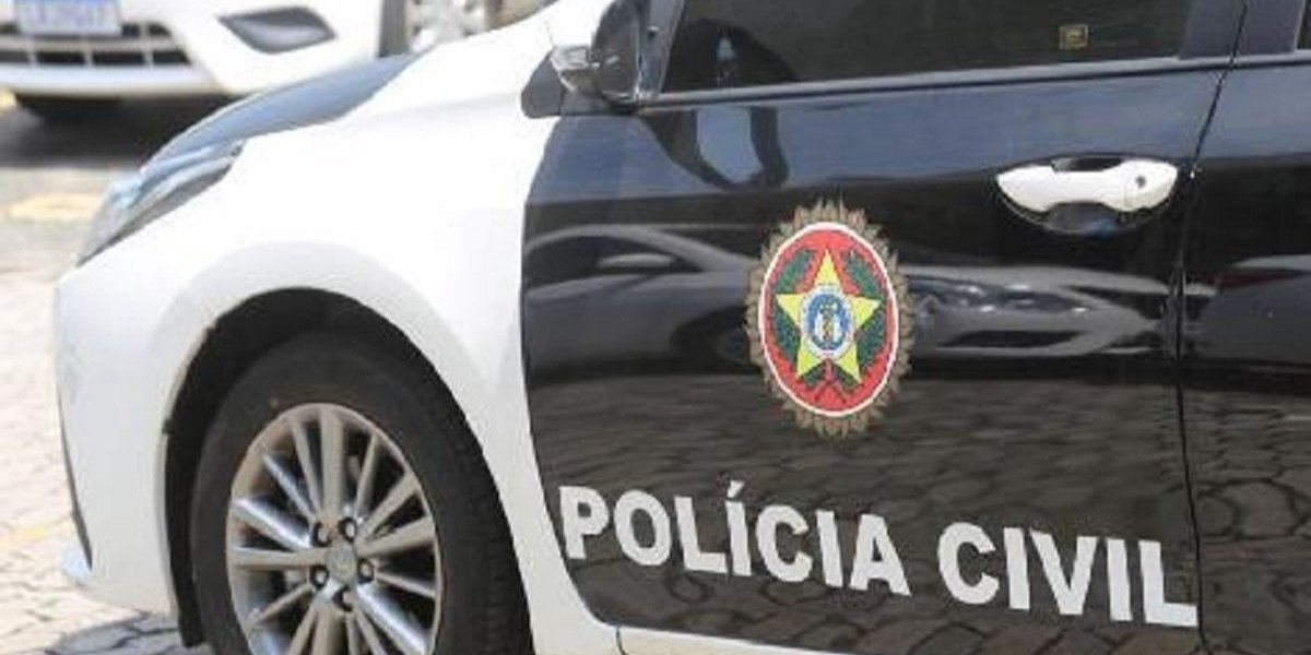 Criança de 3 anos morre asfixiada após ficar presa dentro de carro