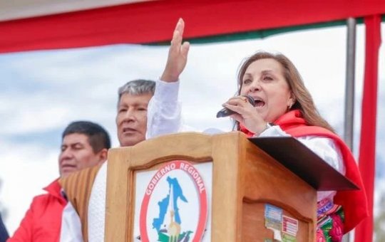 Presidente do Peru é agredida em evento oficial