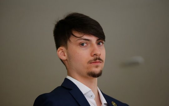 Após polêmicas com ex-assessor, Renan Bolsonaro é flagrado com nova namorada