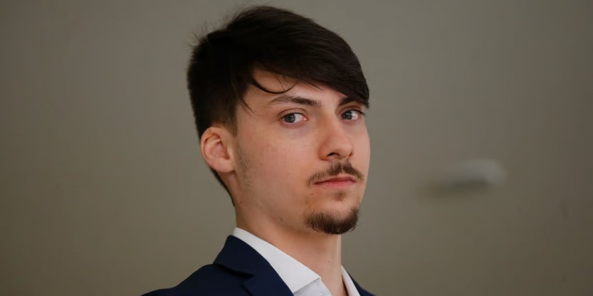 Após polêmicas com ex-assessor, Renan Bolsonaro é flagrado com nova namorada