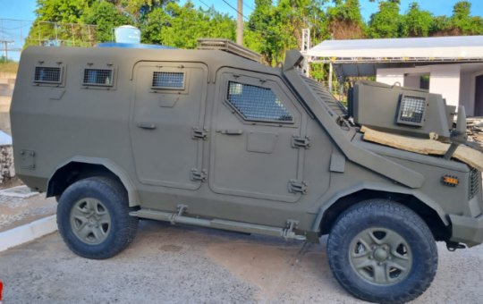 Veículo tático blindado é testado pela Polícia Militar em ações contra facções