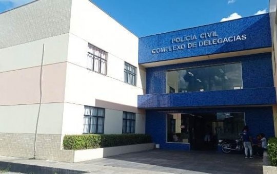 Feira de Santana: Mulher acusada de atear fogo no vizinho é presa