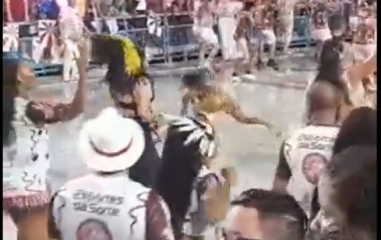 MC Rebecca cai durante ensaio de escola de samba e deixa fãs preocupados