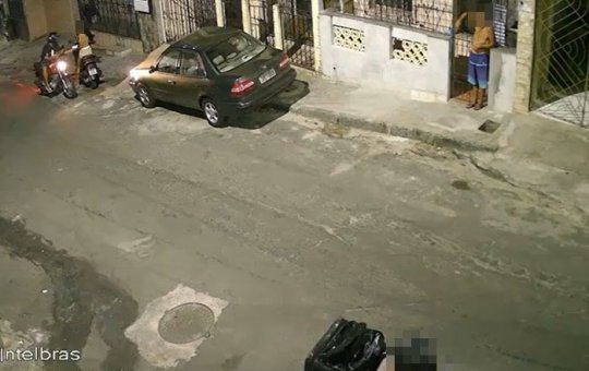 Mulher é assaltada na porta de casa por homem em motocicleta na Cidade Baixa