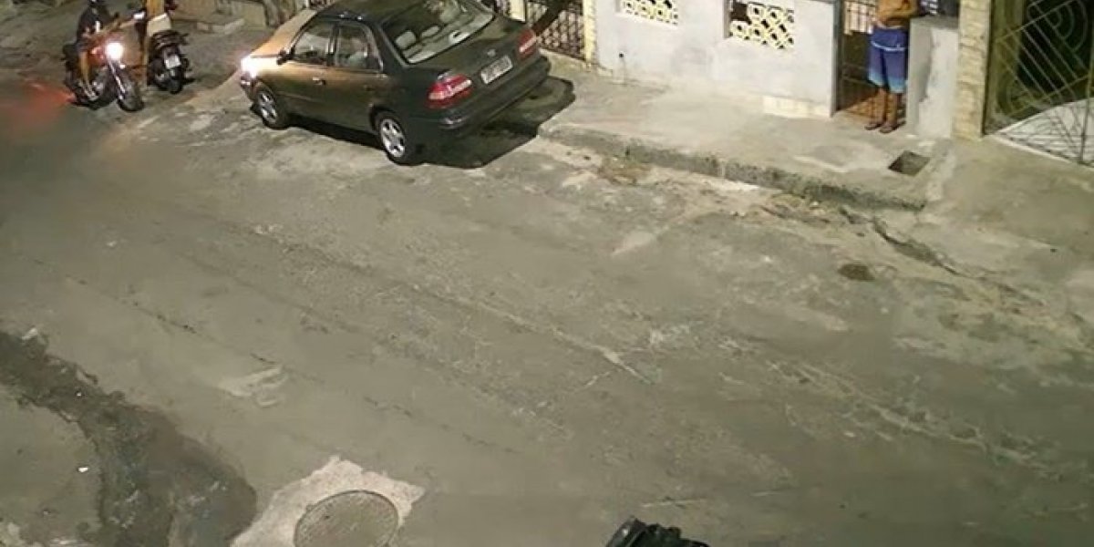 Mulher é assaltada na porta de casa por homem em motocicleta na Cidade Baixa
