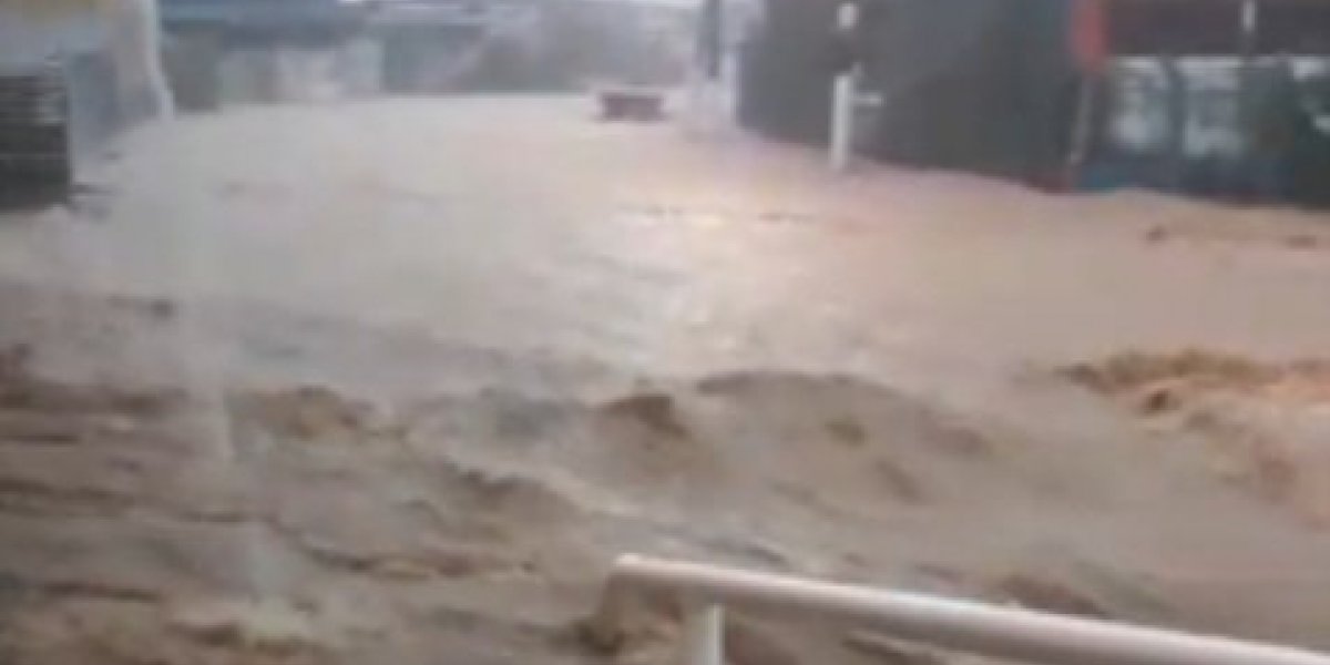Chuvas fortes deixam ruas alagadas em Ilhéus
