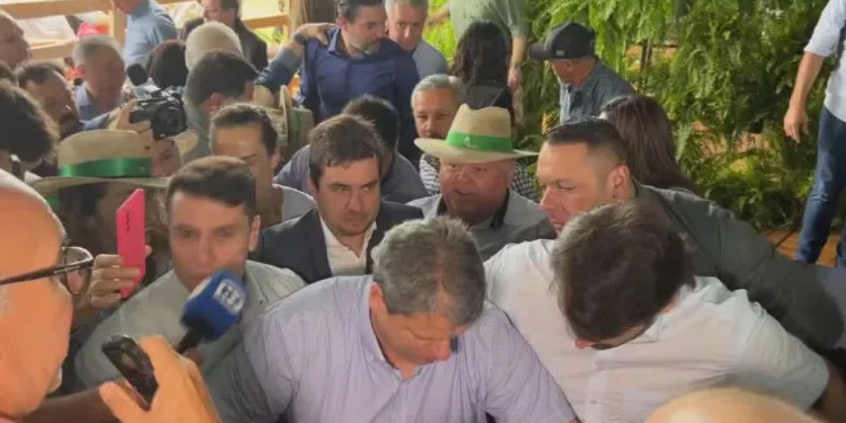 Piso cede durante coletiva do governador de São Paulo e assusta pessoas