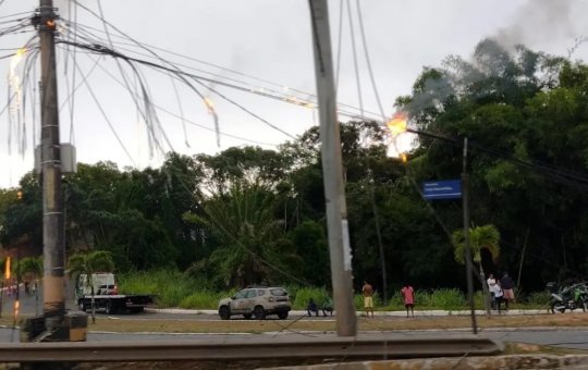 Carreta derruba poste na Avenida Paralela e paralisa o trânsito