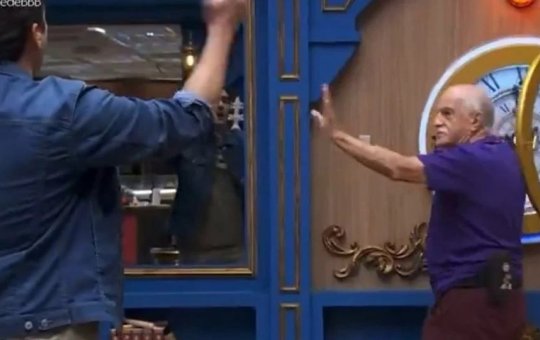 Ary Fontoura "invade" casa do BBB 24 e aperta botão da desistência