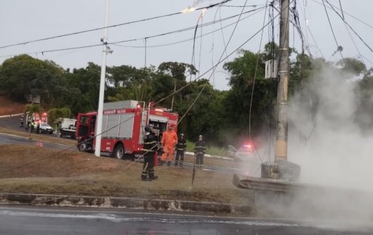 Substituição de poste derrubado por caminhão na Paralela não foi concluída
