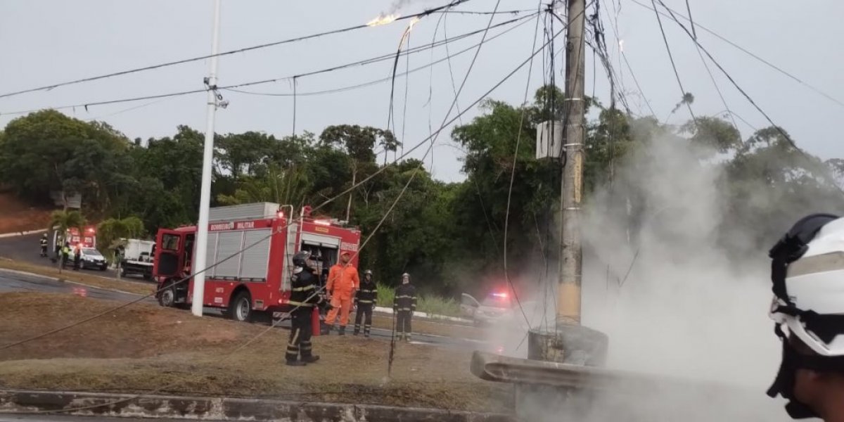 Substituição de poste derrubado por caminhão na Paralela não foi concluída