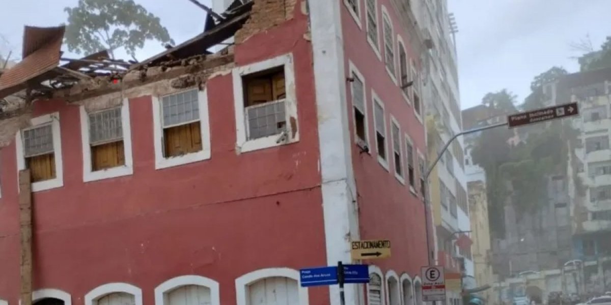 Parte de prédio com estrutura condenada desaba no bairro do Comércio