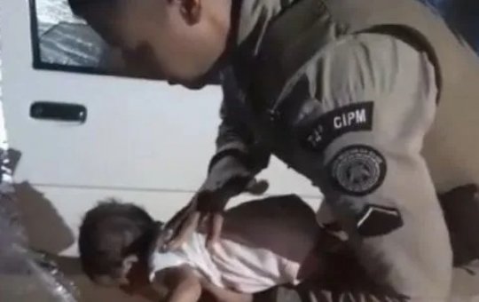 Recém-nascido engasgado é salvo por policiais militares em Juazeiro