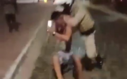 Abordagem truculenta de PMs deixa moradores de Itacaré revoltados