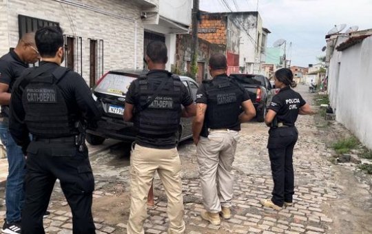 Homem que se passava por mulher para fazer fotos íntimas de crianças é preso 