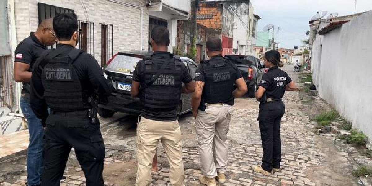 Homem que se passava por mulher para fazer fotos íntimas de crianças é preso