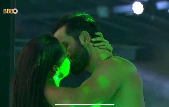 Veio aí! Deniziane e Matteus dão o primeiro beijo do BBB24