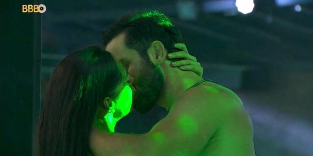 Veio aí! Deniziane e Matteus dão o primeiro beijo do BBB24
