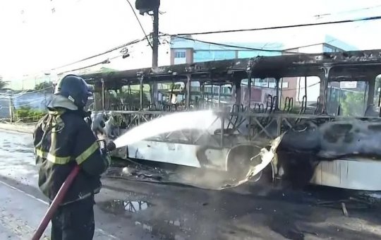 Ônibus pega fogo após pane elétrica na cidade de Lauro de Freitas