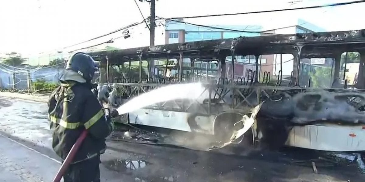 Ônibus pega fogo após pane elétrica na cidade de Lauro de Freitas