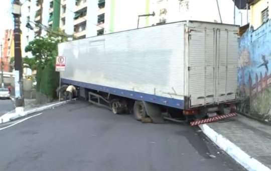 Caminhão quebra no bairro dos Barris, em Salvador, e deixa trânsito complicado