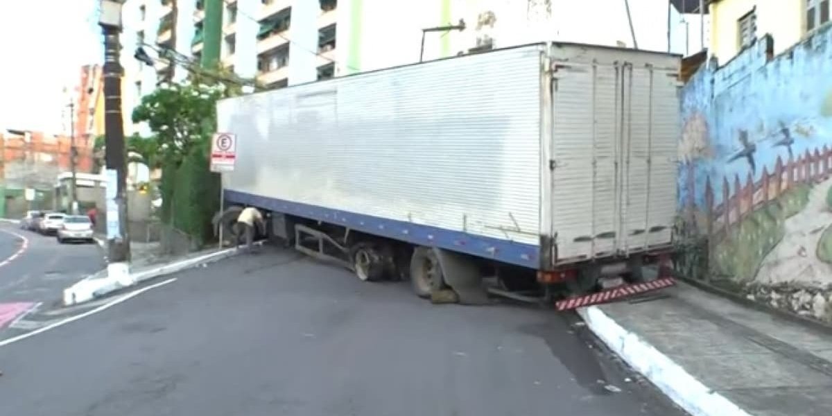 Caminhão quebra no bairro dos Barris, em Salvador, e deixa trânsito complicado