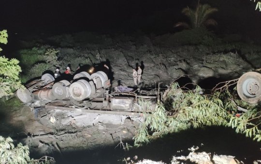 Carreta capota na Bahia e deixa motorista morto