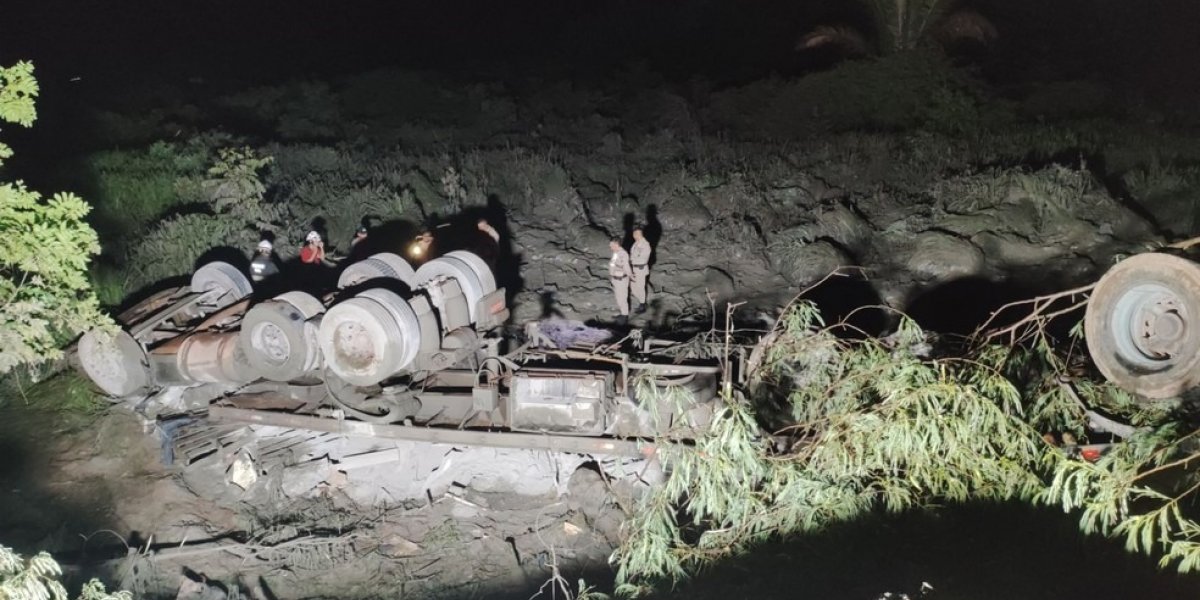 Carreta capota na Bahia e deixa motorista morto