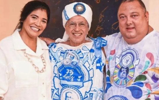 Caetano Veloso recebe fantasia dos Filhos de Gandhy