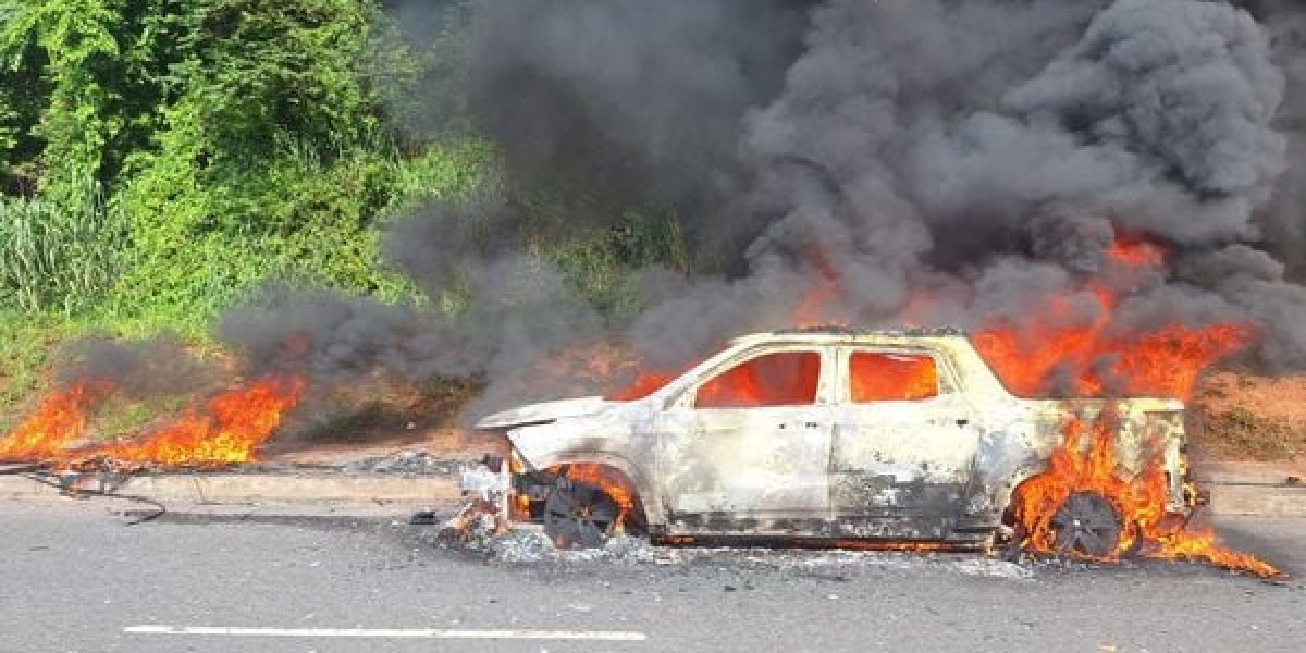 Carro pega fogo e paralisa o trânsito na Avenida ACM